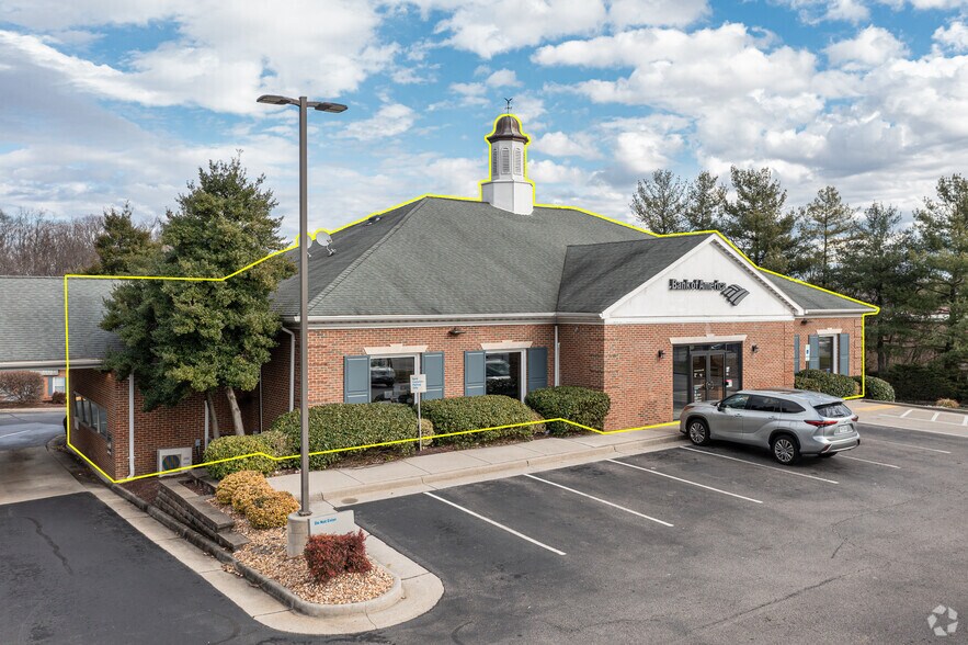 More Photos Of 1701 Financial Loop, Woodbridge Bank For Lease