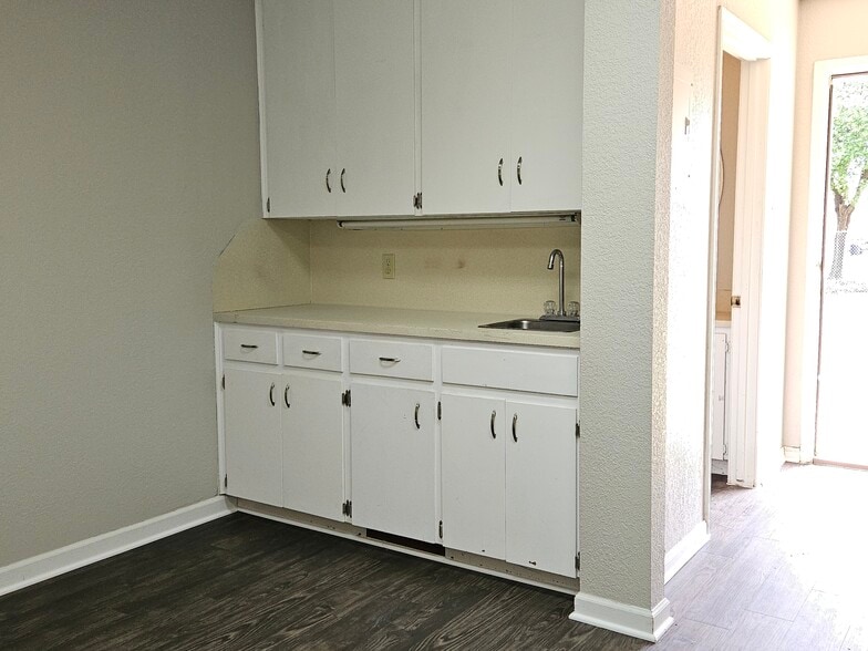 More Photos Of 2015 Monarch Dr, Austin Medical For Sale
