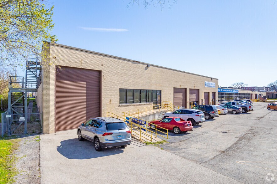 More Photos Of 3600-3690 W Pratt Ave, Lincolnwood Manufacturing For Lease