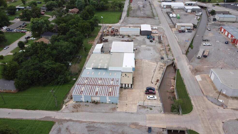 More Photos Of 1301 S 3rd St, Chickasha Distribution For Lease