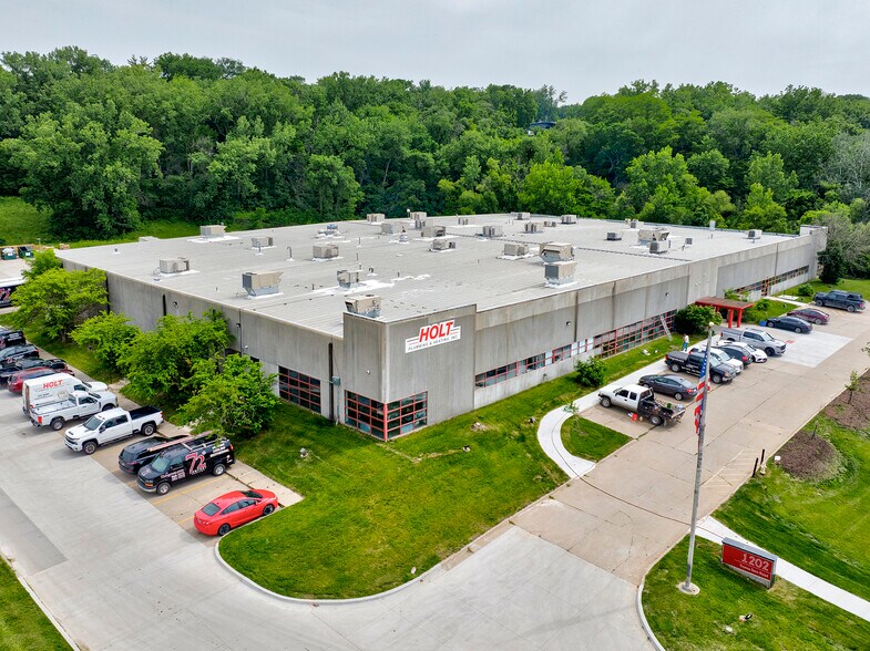 More Photos Of 1202 Thomas Beck Rd, Des Moines Flex For Lease