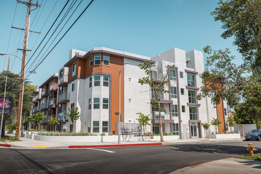 More Photos Of 10555 Bloomfield St, Toluca Lake Apartments For Sale