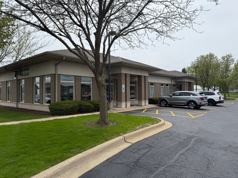 More Photos Of 608 E Veterans Pky, Yorkville Medical For Lease
