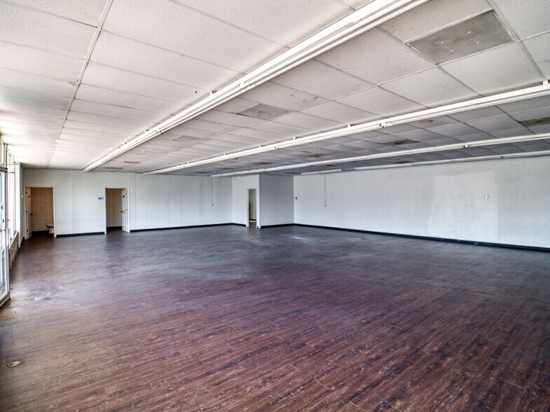 More Photos Of 2000 N MacArthur Blvd, Oklahoma City Storefront Retail Residential For Sale