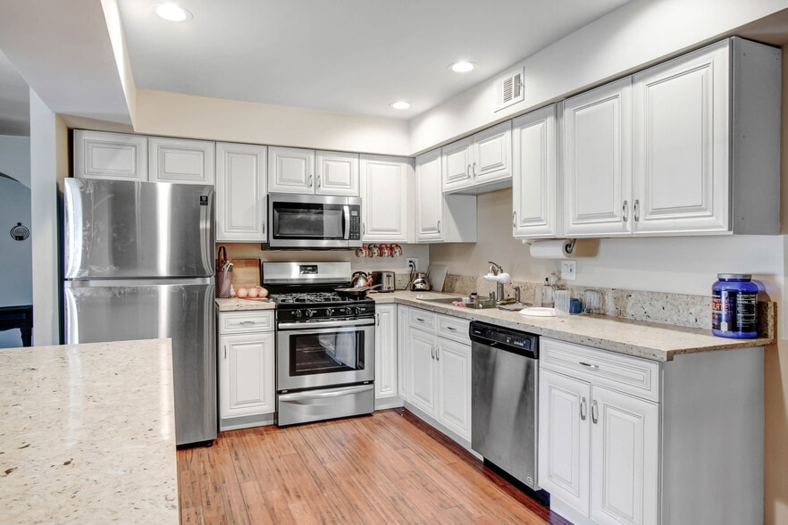 More Photos Of 13257-13259 Moorpark St, Sherman Oaks Office Residential For Sale