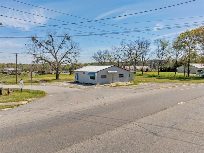 More Photos Of 131 S Jackson St, Hawkinsville Flex For Sale