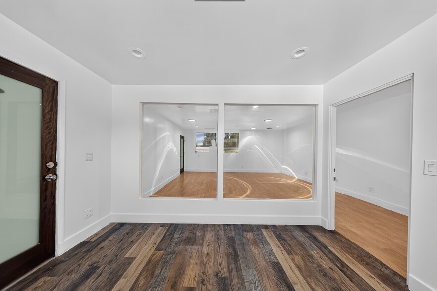 More Photos Of 19709 Ventura Blvd, Woodland Hills Office For Lease