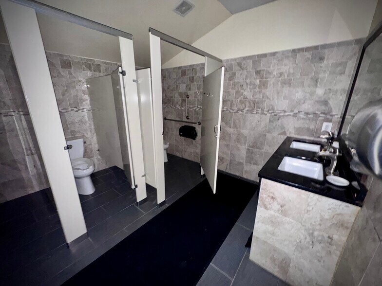 More Photos Of 3331 Plaza Way, Waldorf Restaurant For Lease