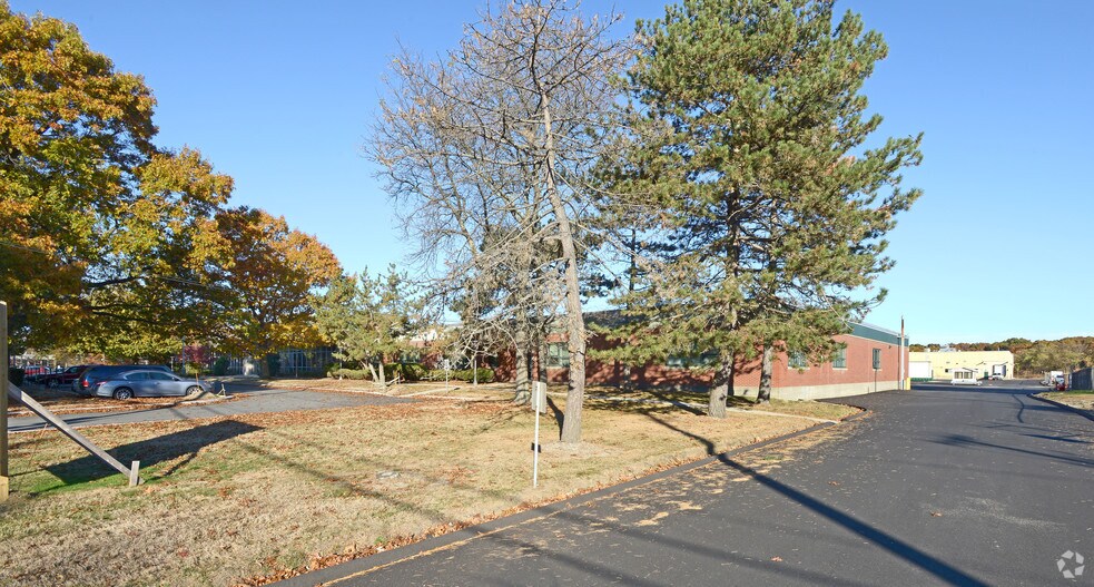 More Photos Of 10 New Rd, Rumford Warehouse For Lease