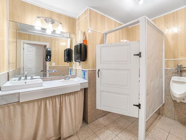 More Photos Of 2141 Flat Shoals Rd, Conyers Freestanding For Sale
