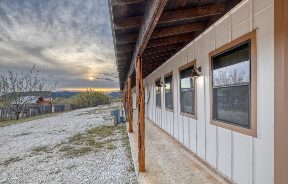 More Photos Of 16 Mountain Laurel Ln, Concan Hospitality For Sale