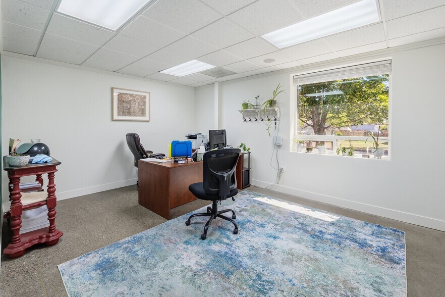 More Photos Of 335 SE Jackson St, Redmond Warehouse For Sale