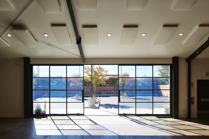 More Photos Of 2435-2449 N Naomi St, Burbank Loft Creative Space For Lease