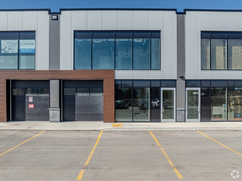 More Photos Of 585 Hanlon Creek Blvd, Guelph Showroom For Lease