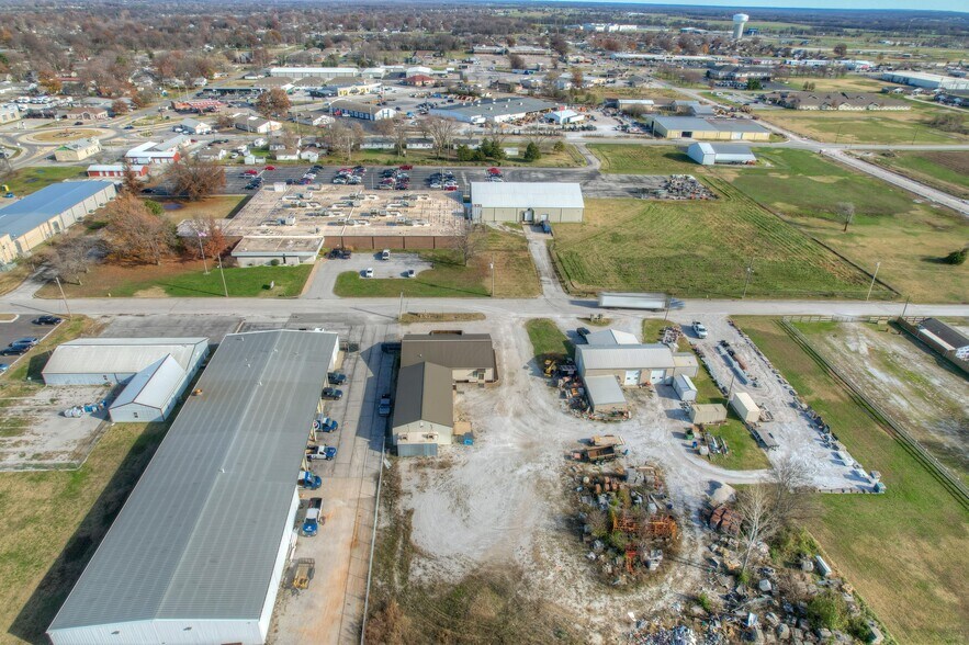 More Photos Of 2307 Missouri Ave, Carthage Light Distribution For Sale