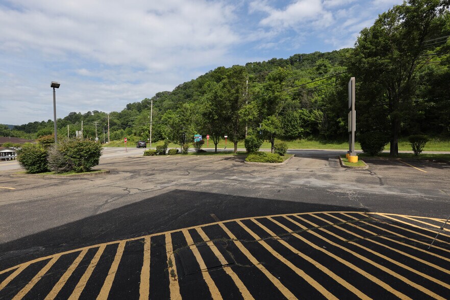 More Photos Of 902 N Lewis St, Glenville Drugstore For Lease