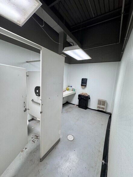 More Photos Of 510 N Pearl St, Macomb Industrial For Sale