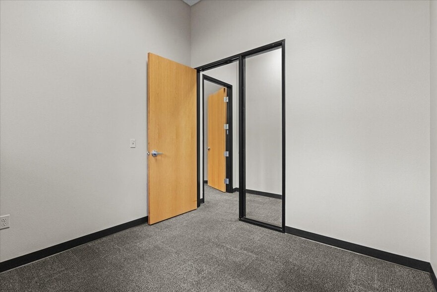 More Photos Of 6455 Lakeview Blvd, Lake Oswego Flex For Lease