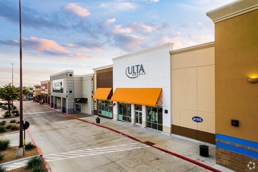 More Photos Of 360-420 E Round Grove Rd, Lewisville Unknown For Lease