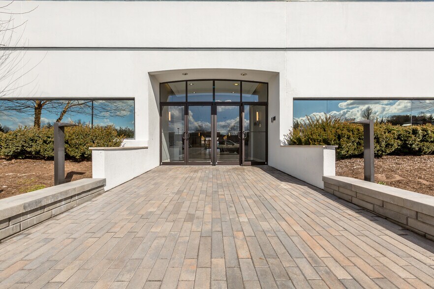 More Photos Of 5 Becker Farm Rd, Roseland Office For Lease