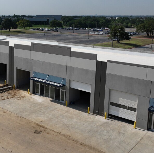 More Photos Of 550 W Round Grove Rd, Lewisville Showroom For Lease