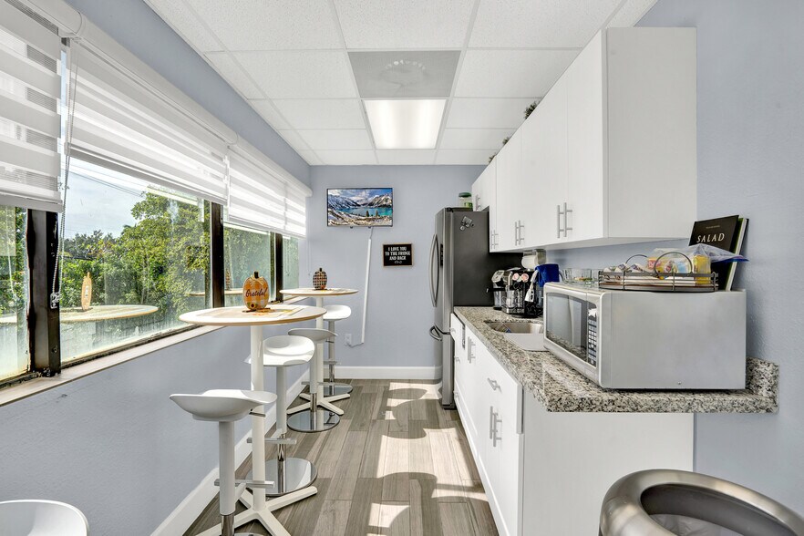 More Photos Of 8370 W Flagler St, Miami Medical For Lease