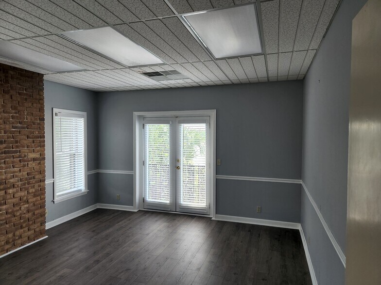 More Photos Of 7 Saint Andrews Ct, Brunswick Medical For Lease