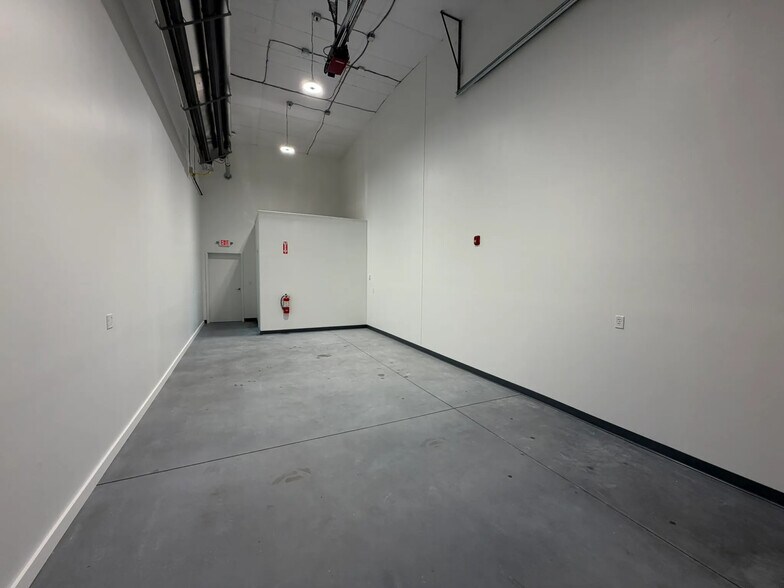 More Photos Of 579 Weeden St, Pawtucket Light Manufacturing For Lease