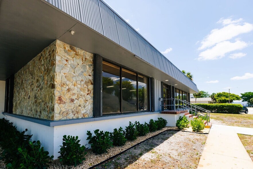 More Photos Of 5280 NW 165th St, Hialeah Warehouse For Lease