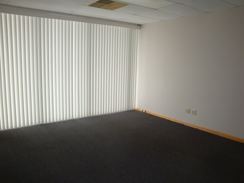 More Photos Of 4214 Fleur Dr, Des Moines General Retail For Lease