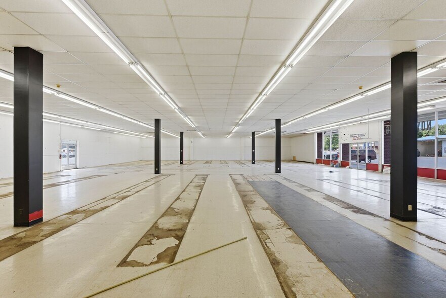 More Photos Of 120 SW Douglas Blvd, Winston Supermarket For Lease
