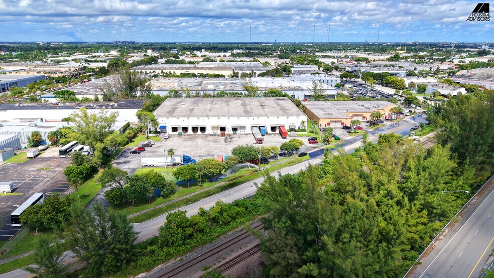 More Photos Of 1361-1363 NW 155th Dr, Miami Warehouse For Lease