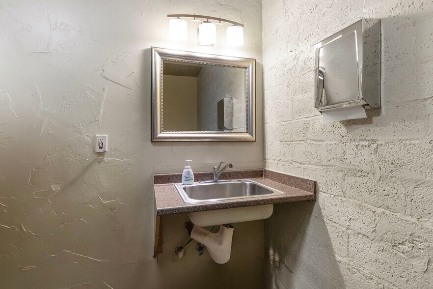 More Photos Of 23 NW Greenwood Ave, Bend Storefront For Sale