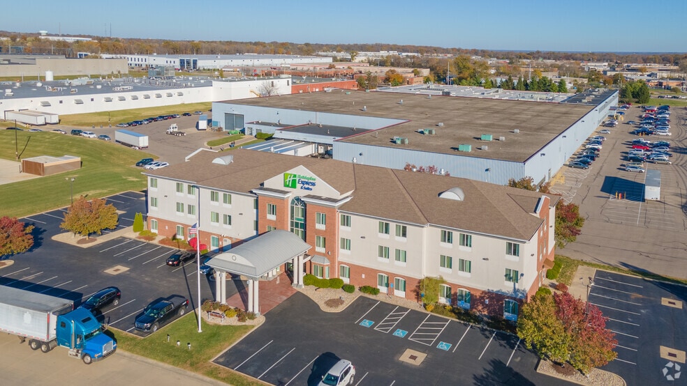 More Photos Of 4660 Creek Rd, Blue Ash Hotel For Sale