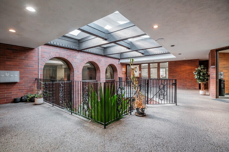 More Photos Of 960 Broadway St NE, Salem Office For Lease