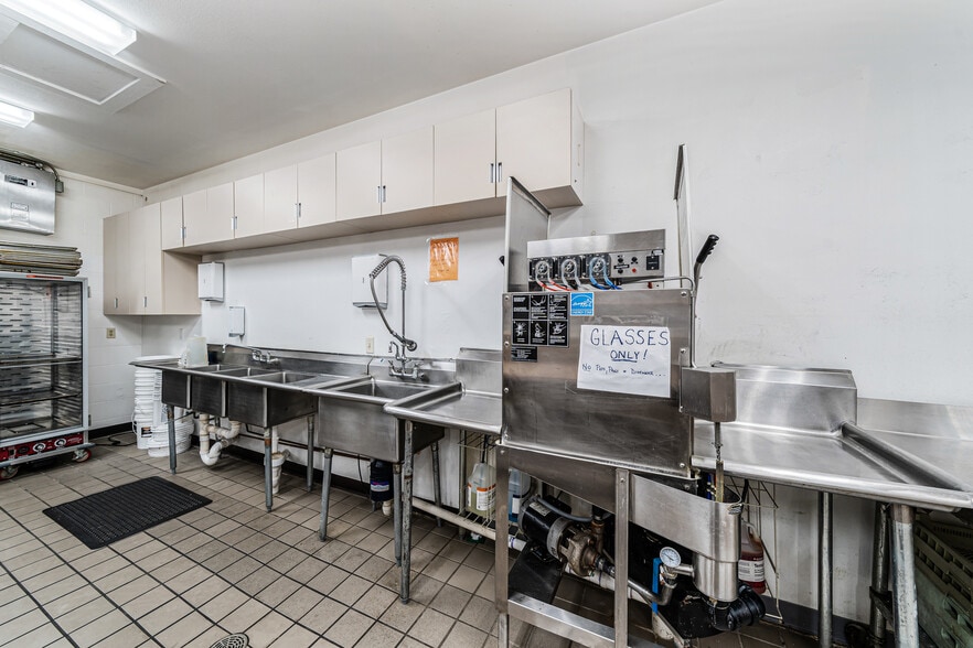 More Photos Of 689 Broadway, Berlin Restaurant For Sale