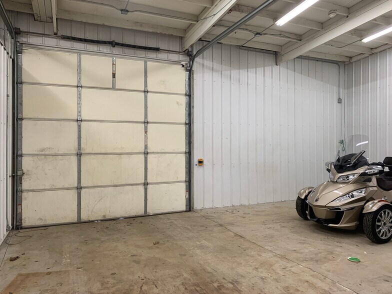 More Photos Of 106 Beaver St, Yorkville Warehouse For Lease