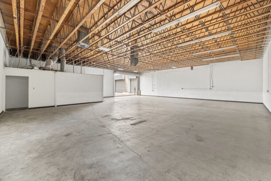 More Photos Of 800 S Vella Rd, Palm Springs Warehouse For Lease