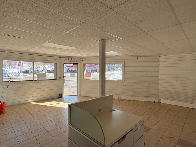More Photos Of 1601-1603 Woodland Ave, Duluth Storefront Retail Residential For Lease