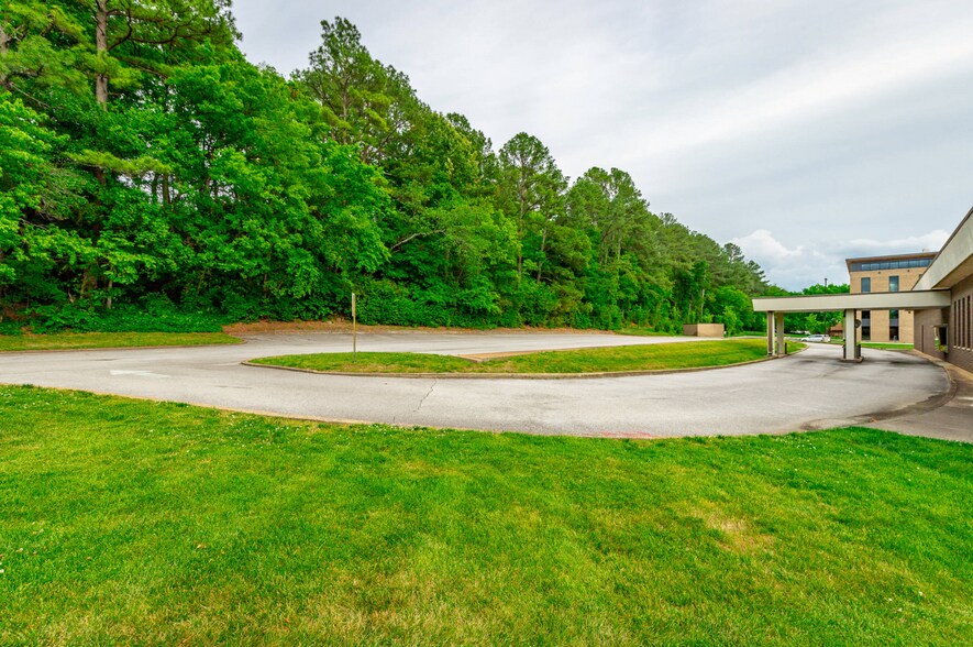 More Photos Of 1012 Riverfront Pkwy, Chattanooga Office For Sale
