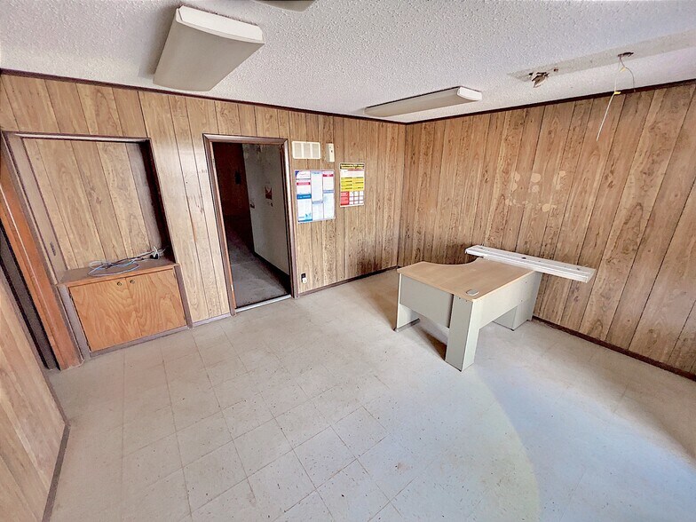 More Photos Of 1717 S 28th St, Clinton Distribution For Lease