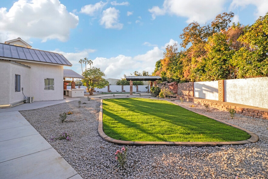 More Photos Of MID CENTURY MODERN FLAGSHIP RAL, Phoenix Healthcare For Sale