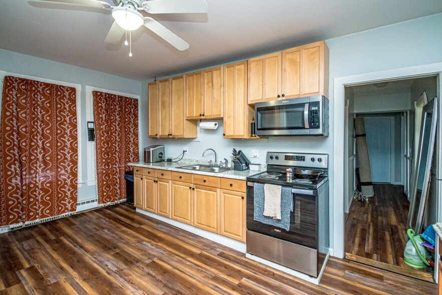 More Photos Of 12 Middle St, Lancaster Flex For Sale