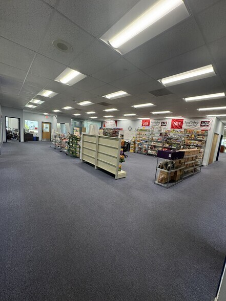 More Photos Of 880 N Wood Dale Rd, Wood Dale Warehouse For Lease