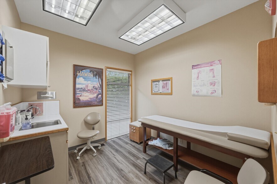 More Photos Of 3010 Squalicum Pky, Bellingham Office For Sale