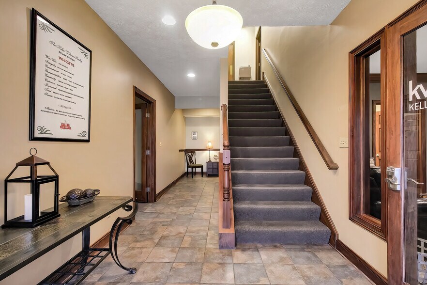 More Photos Of 2425 Medina Rd, Medina Office For Lease