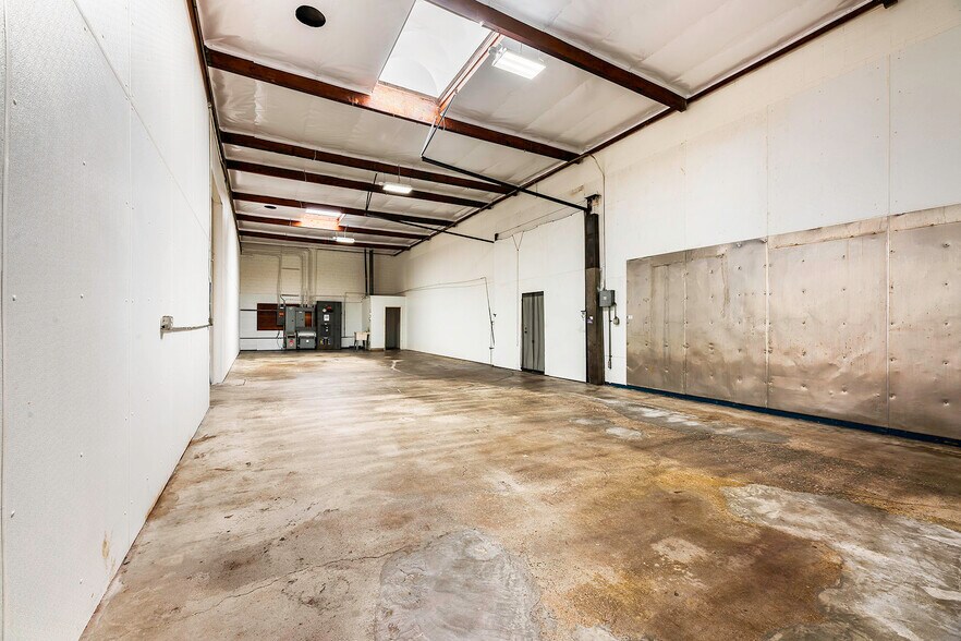 More Photos Of 1550 E Burnett St, Signal Hill Warehouse For Lease