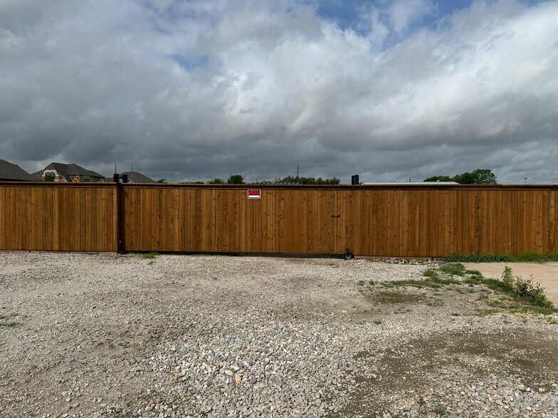 More Photos Of 3553 Loddick Ln, Fort Worth Warehouse For Lease