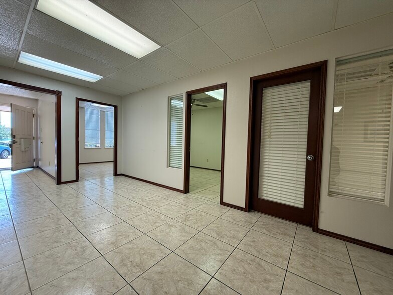 More Photos Of 6910 Bellaire Blvd, Houston Office Residential For Lease