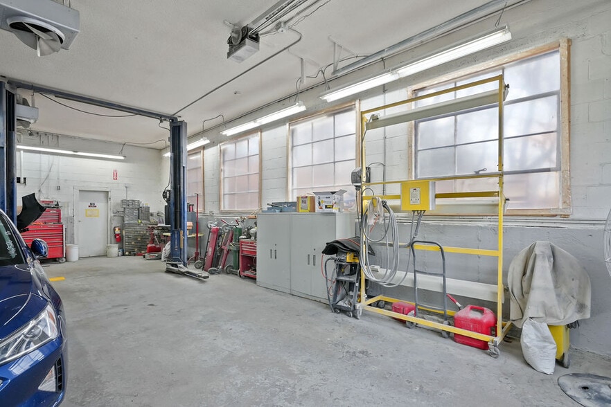 More Photos Of 3 Lower Rd, Lincoln Auto Repair For Sale